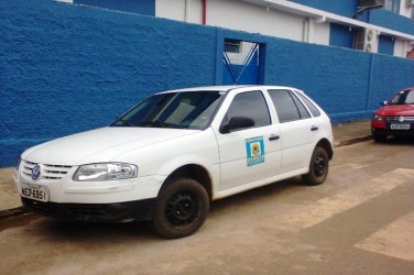 Carro oficial estaciona em faixa de pedestre e prejudica estudantes 