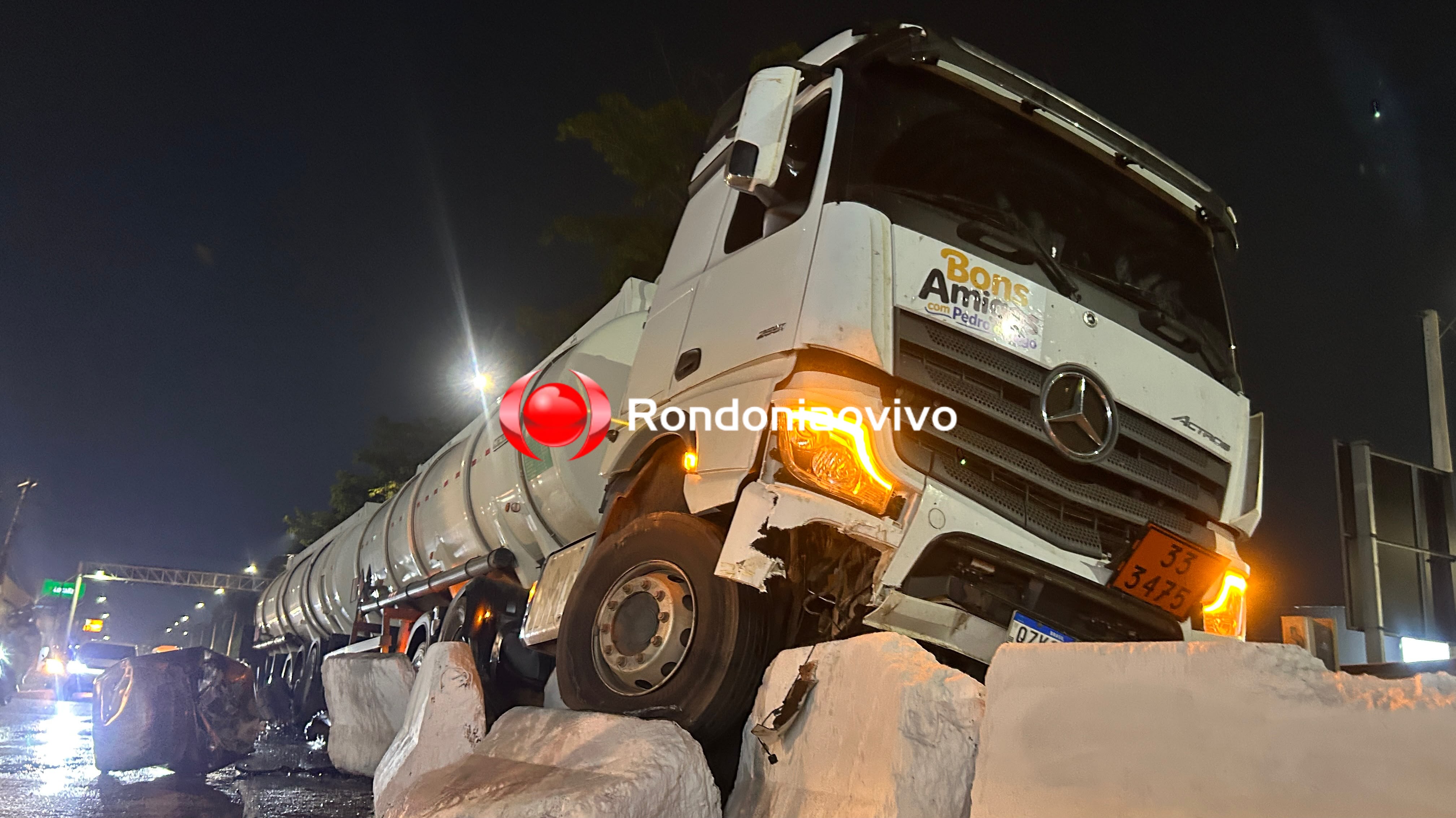 URGENTE: Carreta causa destruição na subida do viaduto e gera congestionamento
