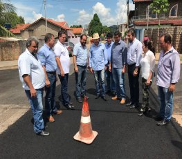 Confúcio visita obra em asfalto de emenda do deputado Laerte Gomes em Presidente Médici