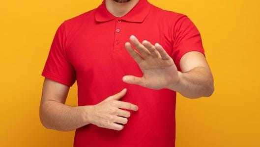 EM RONDÔNIA: Homem dá tapa no rosto de mulher após ganhar camisa vermelha