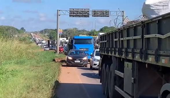 COLISÃO: Acidente deixa pista interrompida na BR-364, em Vilhena