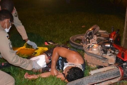 Jovem sofre fratura exposta em colisão entre moto e carro