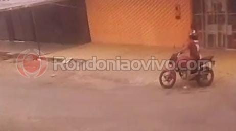 VÍDEO: Ladrão com a camisa do Flamengo é filmado roubando adolescente 