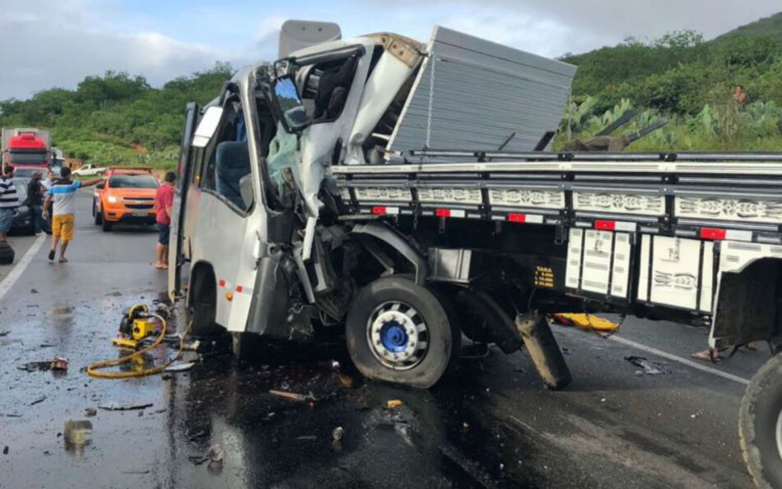 Acidente entre micro-ônibus e caminhão deixa ao menos um morto e feridos