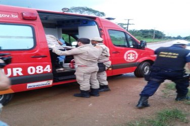 Motociclista fica ferido após bater em buraqueira