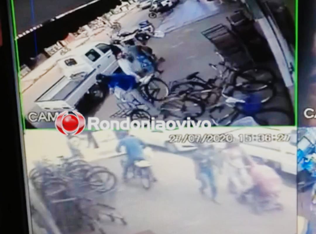 VÍDEO: Criminoso é flagrado furtando bicicleta de vendedor de dindim na frente de loja 