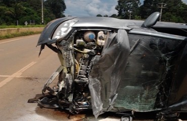 IMPRUDÊNCIA - Acidente na BR paralisa rodovia temporariamente e motorista culpado foge - FOTOS