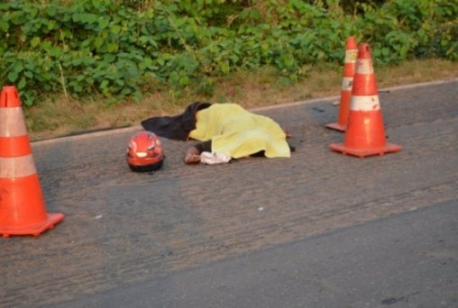 Motociclista morre ao colidir de frente com van na br 364