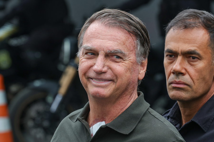 DE CASA: Bolsonaro recebe alta após internação e já cumpre prisão domiciliar