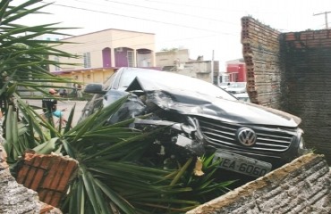 Acidente envolvendo dois carros causa transtorno em tráfego na região central de Porto Velho