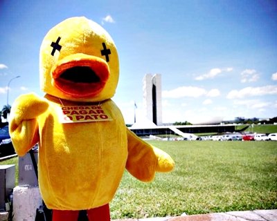 'Patos gigantes' invadem Brasília por impeachment de Dilma
