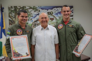 Bombeiros responsáveis pelo parto recebem homenagem