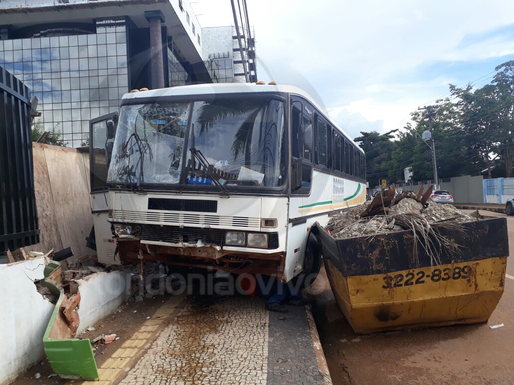 SEM CONTROLE: Ônibus com quinze passageiros destrói muro do Tribunal de Justiça