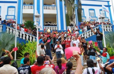 URGENTE - Grevistas tomam conta da escadaria do Palácio do Governo  