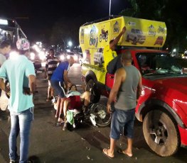 IMPRUDÊNCIA:  Motociclista avança semáforo e provoca acidente