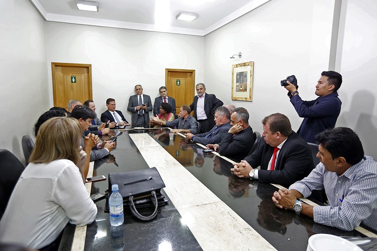 Deputados se reúnem novamente com Sintero em busca de saída para greve