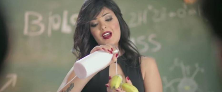 'DEPRAVAÇÃO':Cantora egípcia é condenada à prisão por comer banana em videoclipe