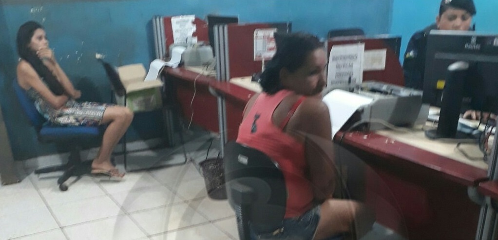 NA HORA: PM's de folga flagram mulheres traficando droga em supermercado