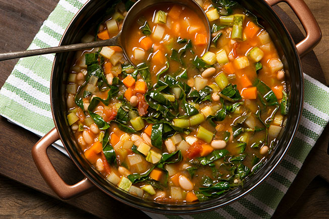 SABOROSA: Minestrone é uma famosa sopa italiana super-leve e combina com dias de chuva