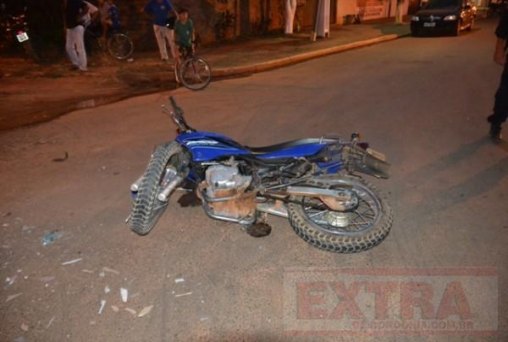 Motociclista “voa” após acertar carro que avançou preferencial