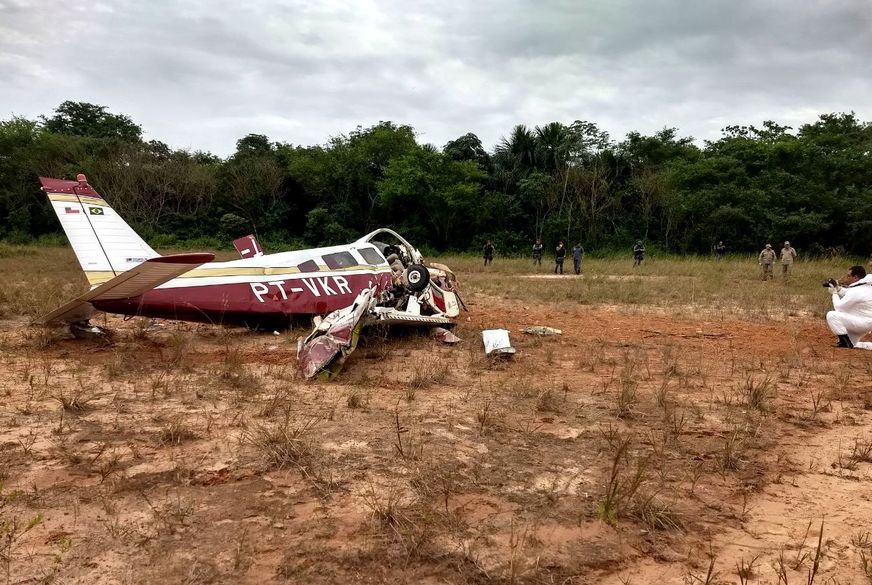 Avião de pequeno porte cai e mata três pessoas no AM - VÍDEO