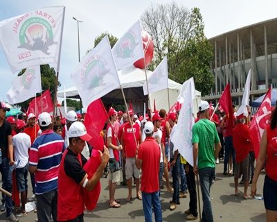 Cerca de três mil manifestantes se reúnem em frente ao Mané Garrincha