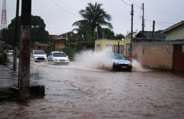 CENA DA CIDADE – Avenidas alagadas em Porto Velho com forte chuva atrapalham trânsito - FOTOS