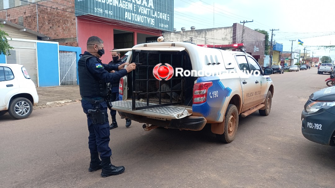 FUGA ALUCINADA: Dupla rouba mulher e tenta fugir da PM, mas cai de moto e acaba presa