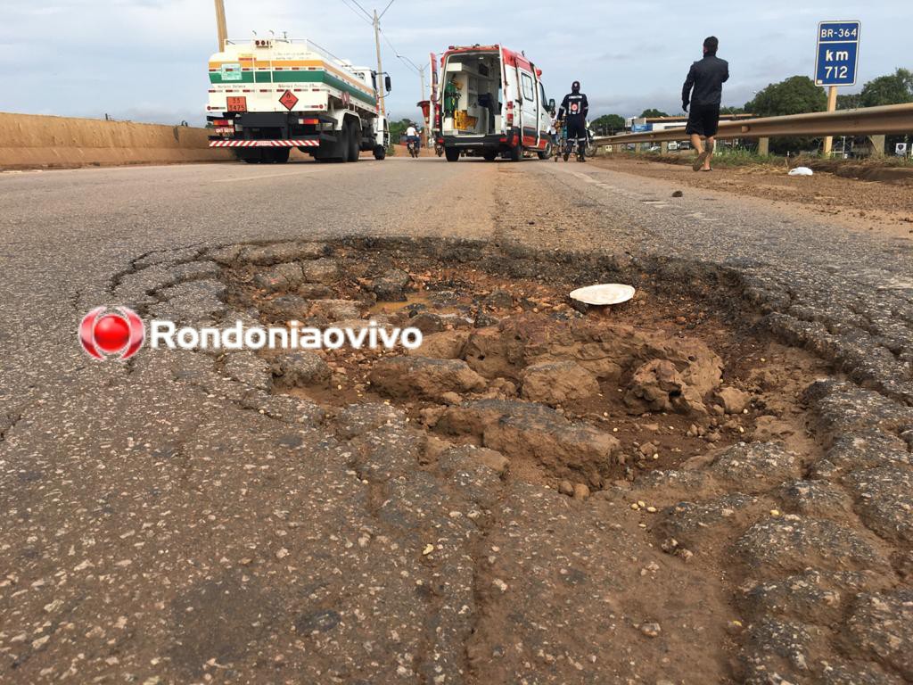 CAOS NA RODOVIA: Cratera na BR-364 causa acidente e deixa mulher em motocicleta ferida