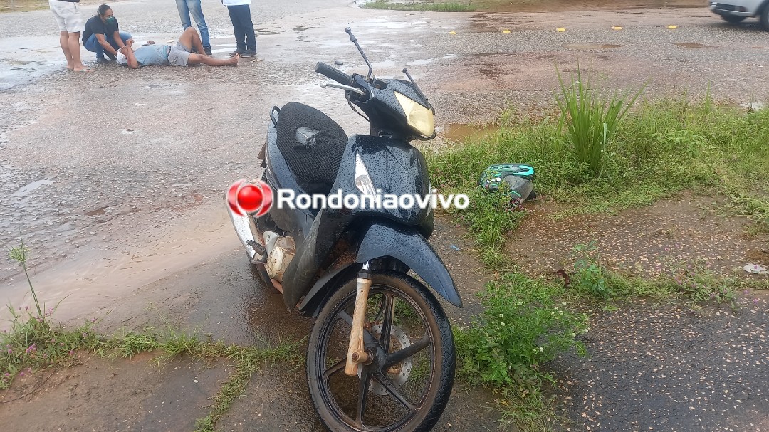 VÍDEO: Motociclista fica com lesão grave na cabeça após colisão com carro