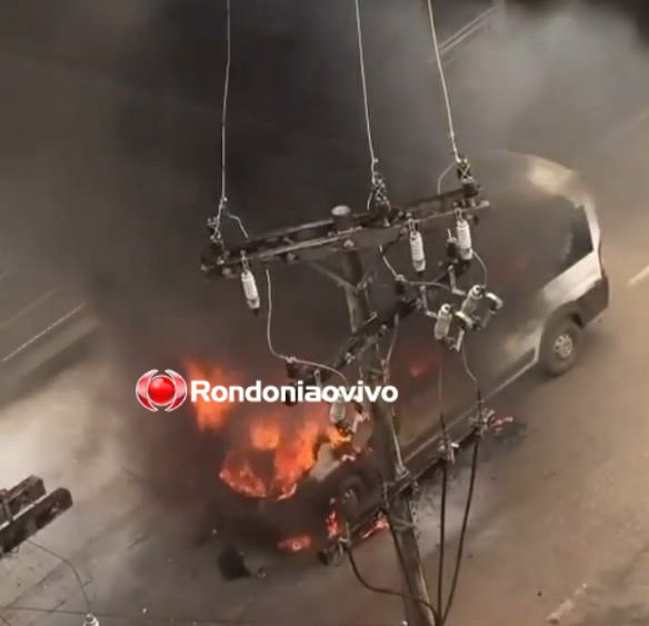 ASSISTA:  Van que transporta pacientes pega fogo na frente do Banco do Brasil