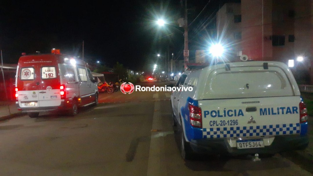 ATENTADO: Dupla em carro ataca homem com dois tiros na frente de residência