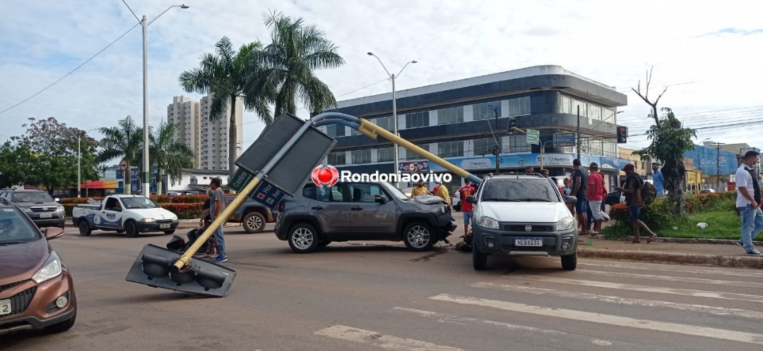 FORTE BATIDA: Grave colisão entre automóveis destrói semáforo na Jorge Teixeira