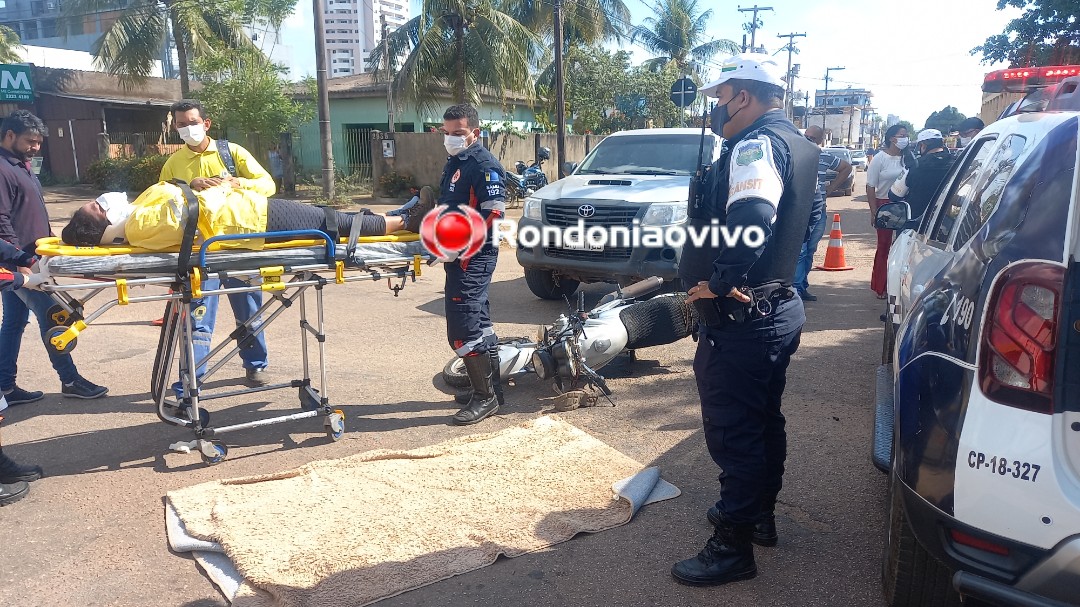 VÍDEO: Mulher fica lesionada após colisão entre moto e Hilux