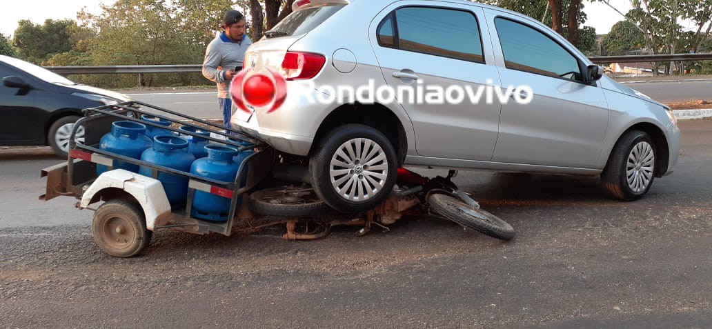 IMPRESSIONANTE: Motocicleta de entregador de gás fica embaixo de carro após acidente na Imigrantes