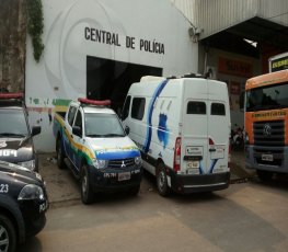 Passageiro de mototaxista é preso após arrombar residência para furtar Tv e relógios