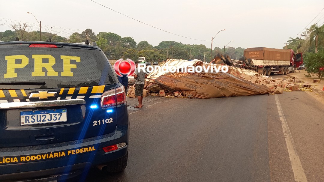 VÍDEO: Carreta carregada de óleo tomba na BR-364 em Porto Velho