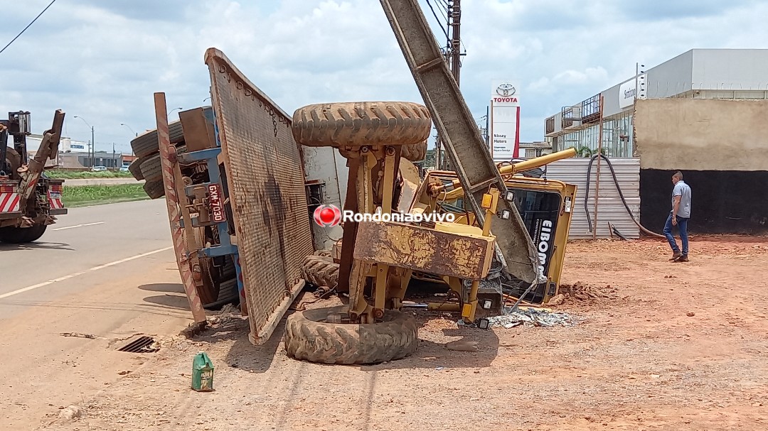 VÍDEO: Caminhão tomba com trator e destrói poste na Rua da Beira