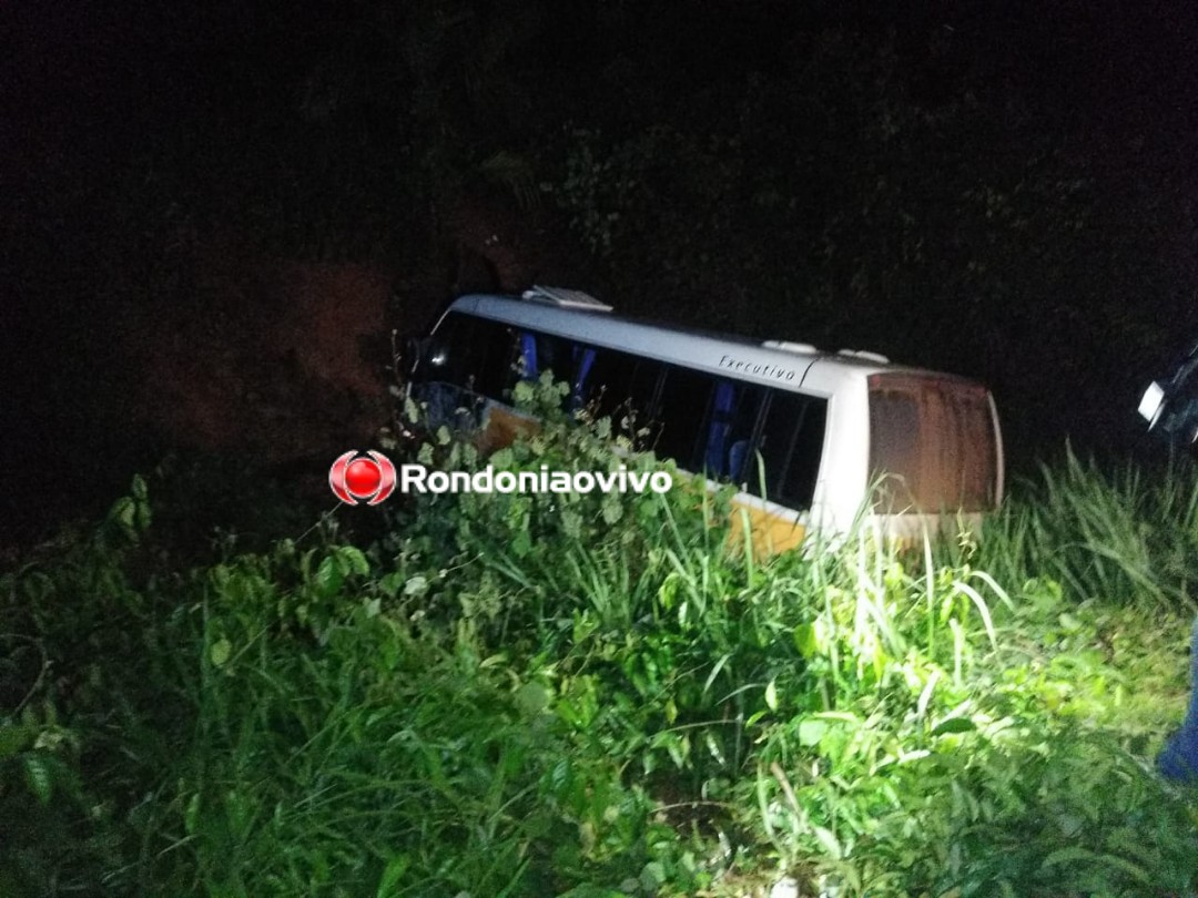 DESGOVERNADO: Ônibus com time de futebol cai em ribanceira e deixa 26 feridos na BR-319