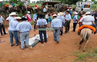 ARIQUEMES - Caminhonete capota com família durante cavalgada, pai morreu