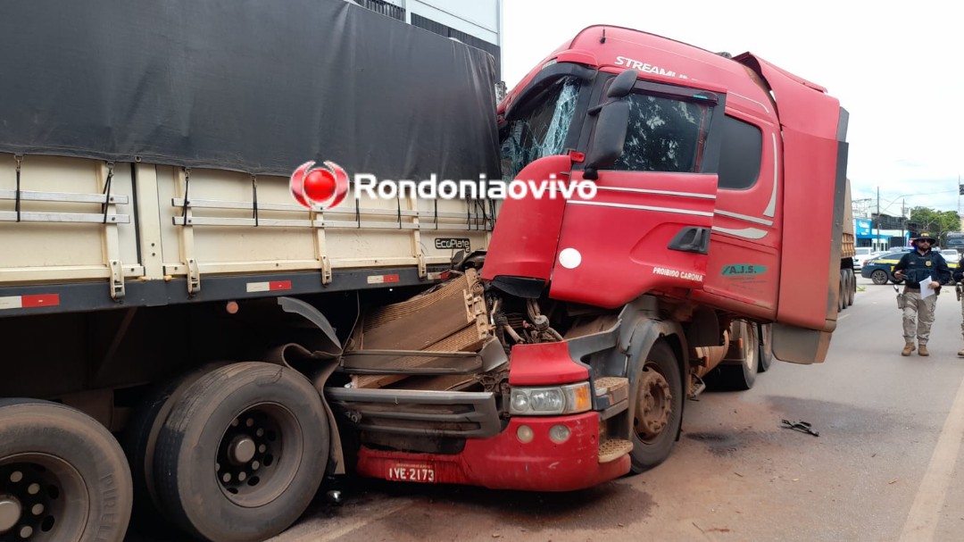 GRAVE BATIDA: Carreta colide violentamente na traseira de outra na Jorge Teixeira 