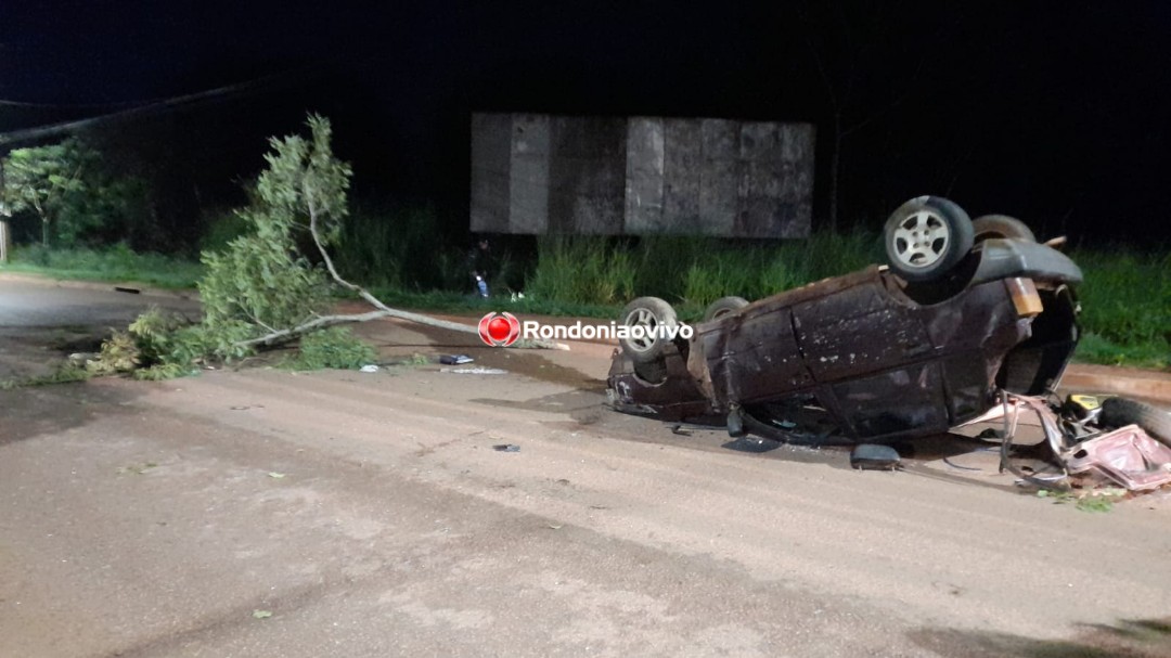 CAPOTAMENTO: Veículo Uno ocupado por casal arranca árvore em grave acidente 