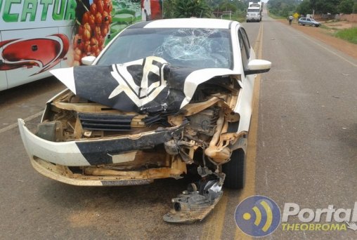 Acidente entre motocicleta e táxi deixa condutor em estado grave