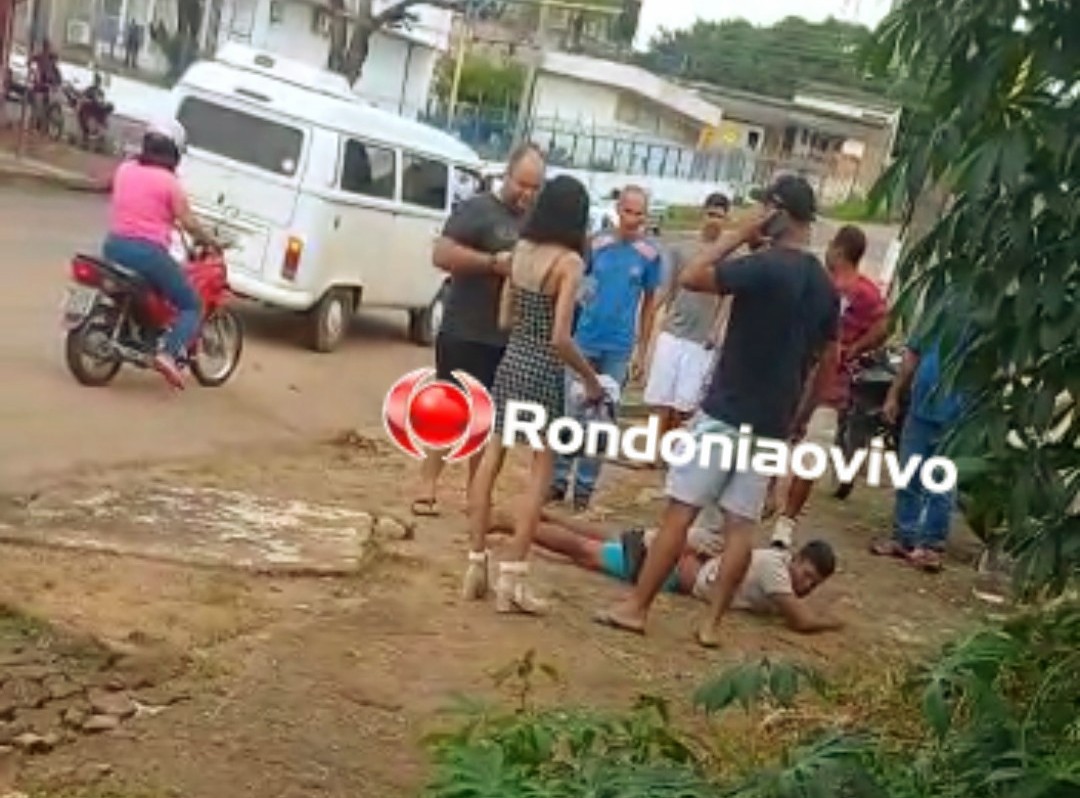 VÍDEO: População espanca acusado de roubar adolescente em praça 