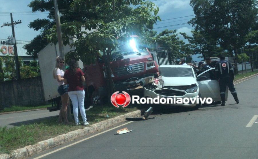 PLANTÃO RONDONIAOVIVO: Grave colisão envolvendo caminhão e carro de passeio na Rio Madeira