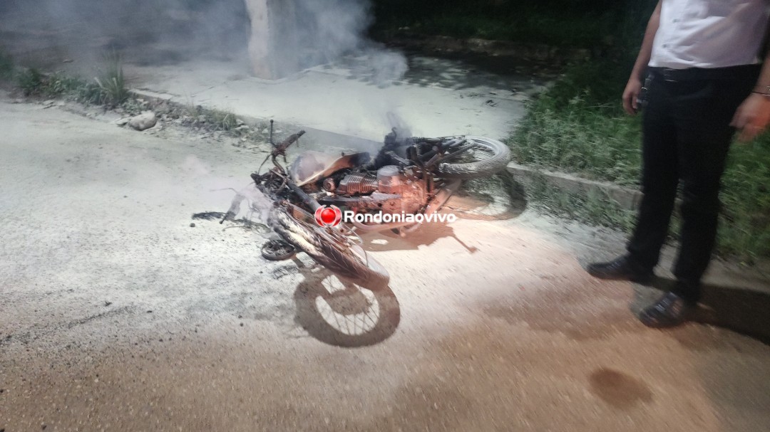 VÍDEO: Mulher tem moto incendiada na frente de delegacia após golpe do pix