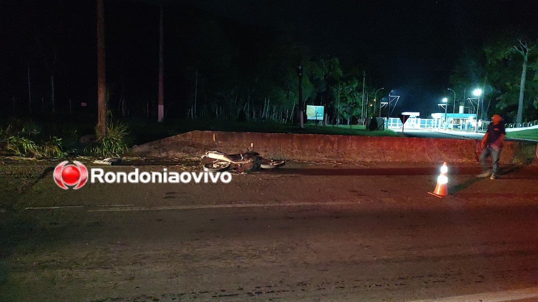 ASSISTA: Motociclista morre após perder controle da direção e bater em poste na BR-364