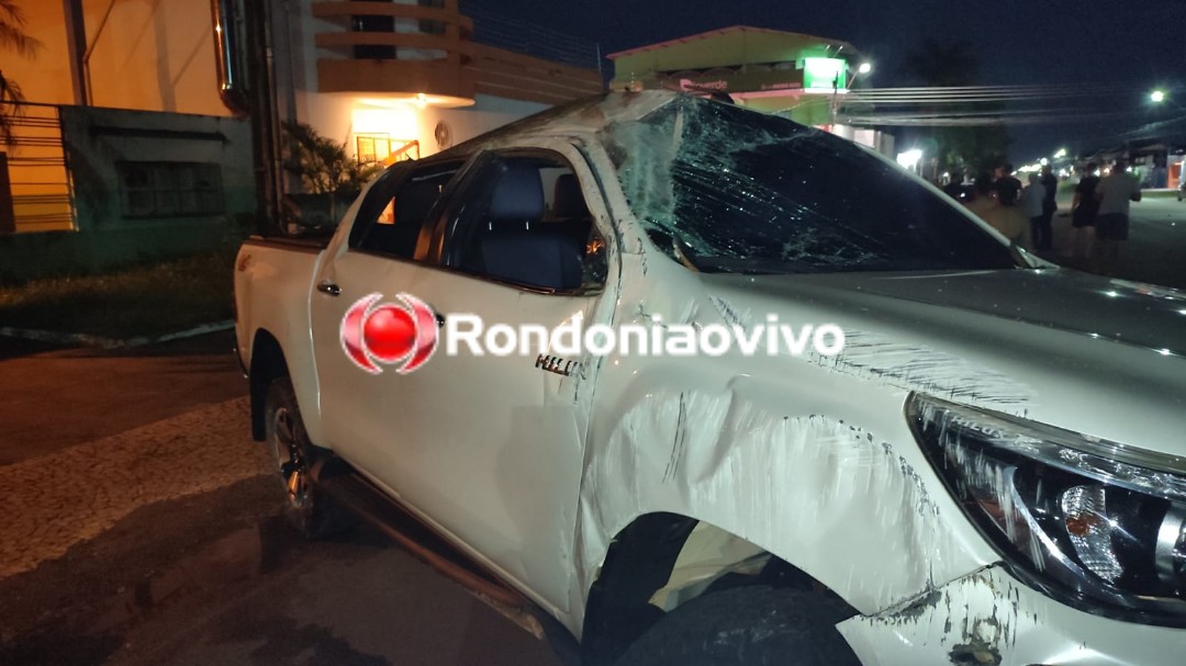 GRAVE ACIDENTE: Hilux capota após avançar cruzamento e deixa três feridos 