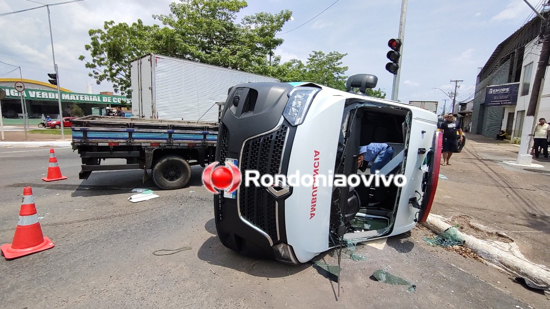 NO SEMÁFORO: Ambulância capota após grave batida na Jorge Teixeira