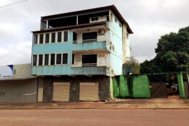 Prédio comercial ameaça desabar e Defesa Civil isola área em bairro da Capital